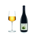 Calice di vino bianco e bottiglia di Funambol, sfondo bianco, vino artigianale italiano