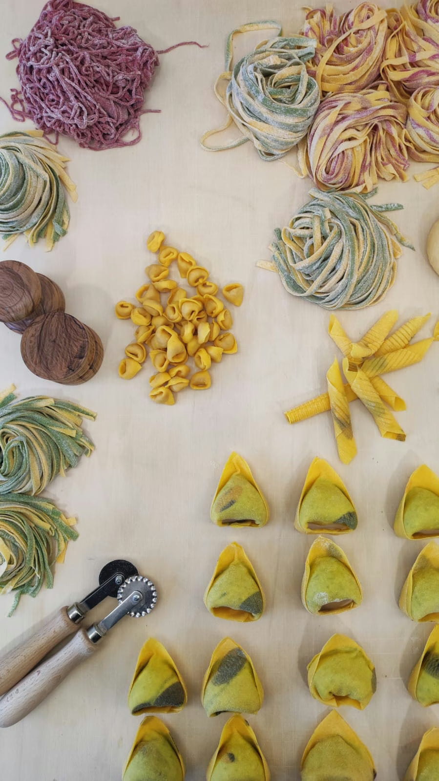 Pasta fresca assortita su banco da lavoro in legno