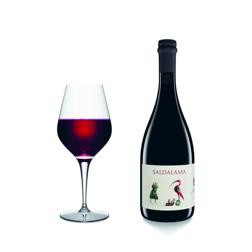 Bottiglia di vino rosso Saldalama con bicchiere colmo, etichetta illustrata, sfondo bianco