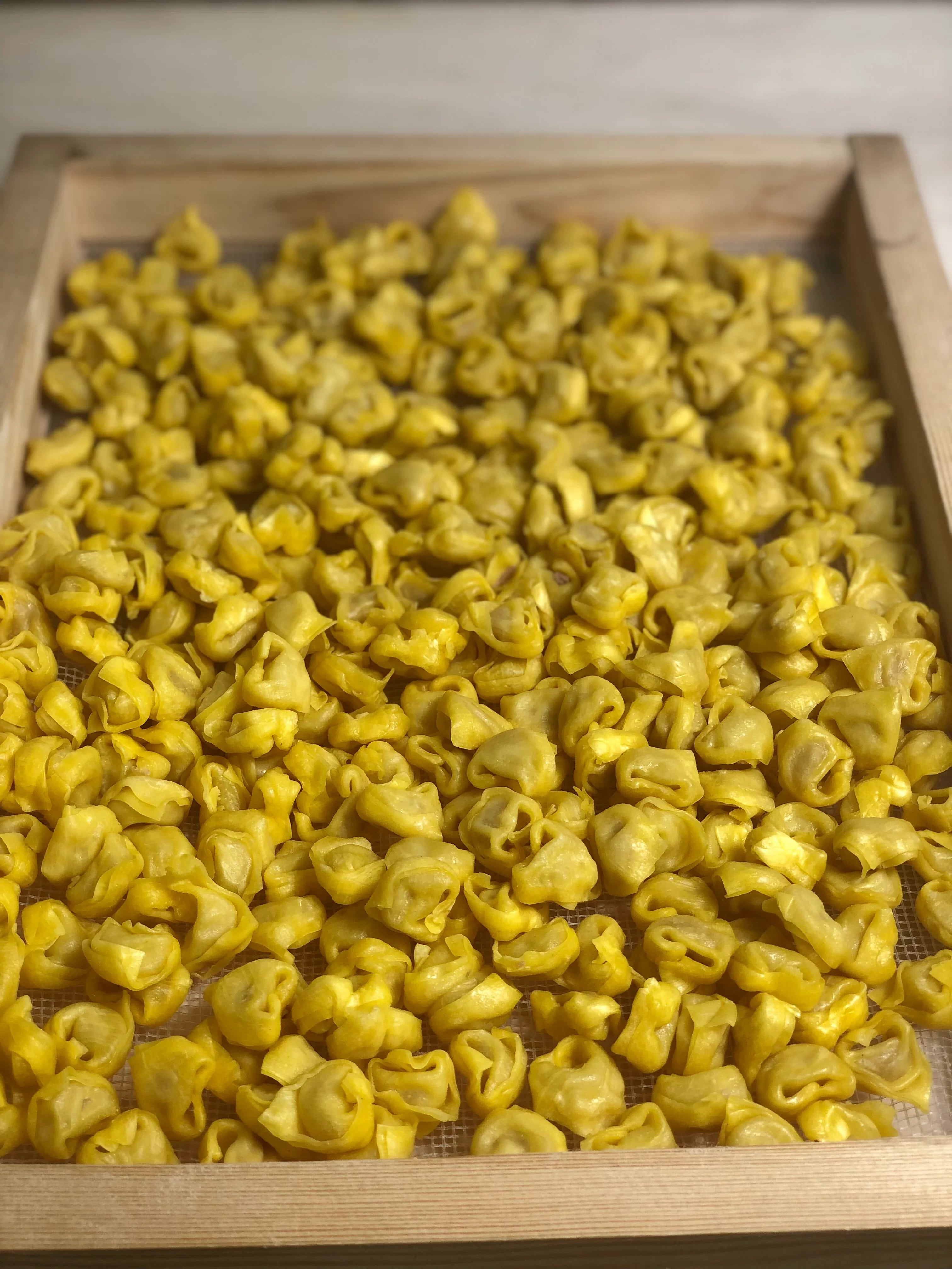 Tortellini freschi artigianali lavorati a macchina nel laboratorio InPasta